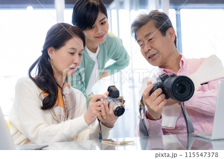 趣味 写真教室でレッスンを受けるシニア 趣味 写真教室でレッスンを受けるシニア 115547378