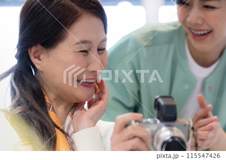 趣味 写真教室でレッスンを受けるシニア 趣味 写真教室でレッスンを受けるシニア 115547426
