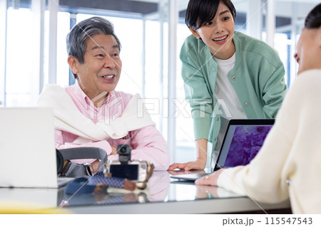 趣味 写真教室でレッスンを受けるシニア 趣味 写真教室でレッスンを受けるシニア 115547543