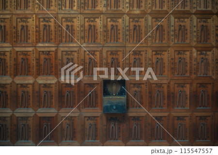 京都市上京区にあるさまざまな苦しみを抜き取ってくれる釘抜(苦抜き)地蔵で知られる石像寺の境内を撮影 京都市上京区にあるさまざまな苦しみを抜き取ってくれる釘抜(苦抜き)地蔵で知られる石像寺の境内を撮影 115547557