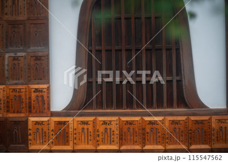 京都市上京区にあるさまざまな苦しみを抜き取ってくれる釘抜（苦抜き）地蔵で知られる石像寺の境内を撮影 115547562