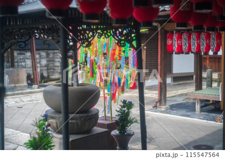 京都市上京区にあるさまざまな苦しみを抜き取ってくれる釘抜(苦抜き)地蔵で知られる石像寺の境内を撮影 京都市上京区にあるさまざまな苦しみを抜き取ってくれる釘抜(苦抜き)地蔵で知られる石像寺の境内を撮影 115547564