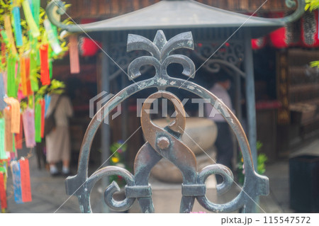 京都市上京区にあるさまざまな苦しみを抜き取ってくれる釘抜(苦抜き)地蔵で知られる石像寺の境内を撮影 京都市上京区にあるさまざまな苦しみを抜き取ってくれる釘抜(苦抜き)地蔵で知られる石像寺の境内を撮影 115547572