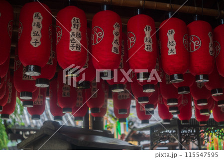 京都市上京区にあるさまざまな苦しみを抜き取ってくれる釘抜（苦抜き）地蔵で知られる石像寺の境内を撮影 115547595