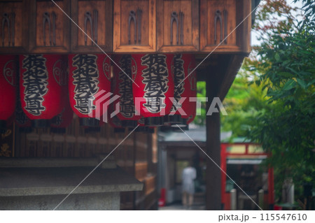 京都市上京区にあるさまざまな苦しみを抜き取ってくれる釘抜（苦抜き）地蔵で知られる石像寺の境内を撮影 115547610