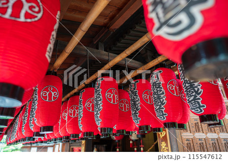 京都市上京区にあるさまざまな苦しみを抜き取ってくれる釘抜（苦抜き）地蔵で知られる石像寺の境内を撮影 115547612