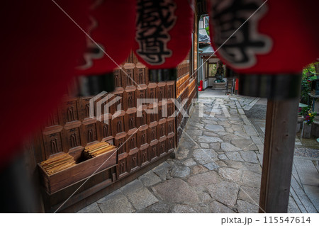 京都市上京区にあるさまざまな苦しみを抜き取ってくれる釘抜(苦抜き)地蔵で知られる石像寺の境内を撮影 京都市上京区にあるさまざまな苦しみを抜き取ってくれる釘抜(苦抜き)地蔵で知られる石像寺の境内を撮影 115547614