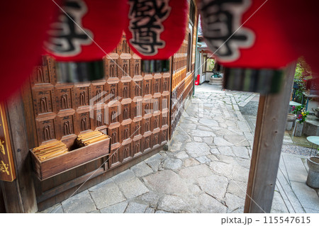 京都市上京区にあるさまざまな苦しみを抜き取ってくれる釘抜(苦抜き)地蔵で知られる石像寺の境内を撮影 京都市上京区にあるさまざまな苦しみを抜き取ってくれる釘抜(苦抜き)地蔵で知られる石像寺の境内を撮影 115547615