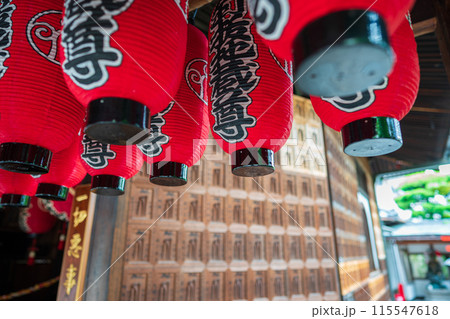 京都市上京区にあるさまざまな苦しみを抜き取ってくれる釘抜(苦抜き)地蔵で知られる石像寺の境内を撮影 京都市上京区にあるさまざまな苦しみを抜き取ってくれる釘抜(苦抜き)地蔵で知られる石像寺の境内を撮影 115547618