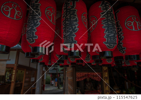 京都市上京区にあるさまざまな苦しみを抜き取ってくれる釘抜（苦抜き）地蔵で知られる石像寺の境内を撮影 115547625