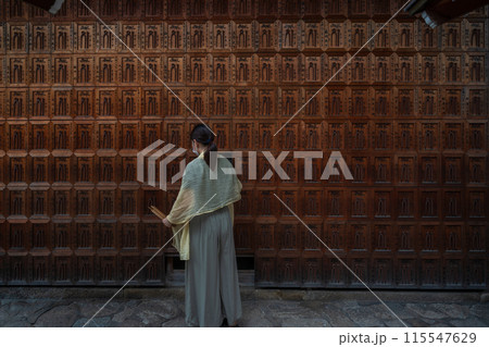 京都市上京区にあるさまざまな苦しみを抜き取ってくれる釘抜（苦抜き）地蔵で知られる石像寺の境内を撮影 115547629