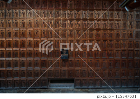 京都市上京区にあるさまざまな苦しみを抜き取ってくれる釘抜（苦抜き）地蔵で知られる石像寺の境内を撮影 115547631