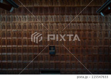 京都市上京区にあるさまざまな苦しみを抜き取ってくれる釘抜（苦抜き）地蔵で知られる石像寺の境内を撮影 115547633