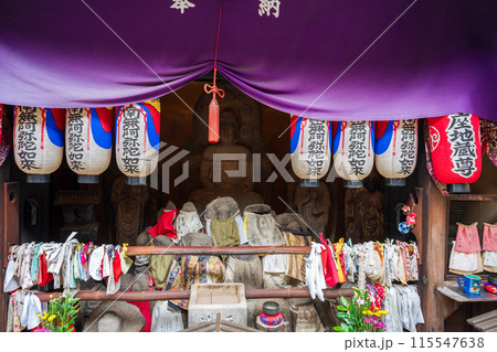 京都市上京区にあるさまざまな苦しみを抜き取ってくれる釘抜(苦抜き)地蔵で知られる石像寺の境内を撮影 京都市上京区にあるさまざまな苦しみを抜き取ってくれる釘抜(苦抜き)地蔵で知られる石像寺の境内を撮影 115547638