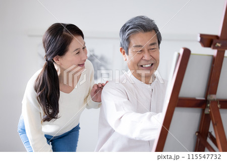 趣味　デッサンをするシニア男性とシニア女性 115547732