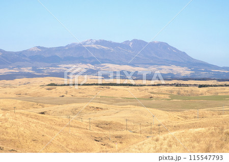 晴れ渡る冬の阿蘇の草原 115547793