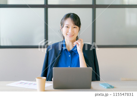 笑顔で仕事をするビジネスウーマン 115547831