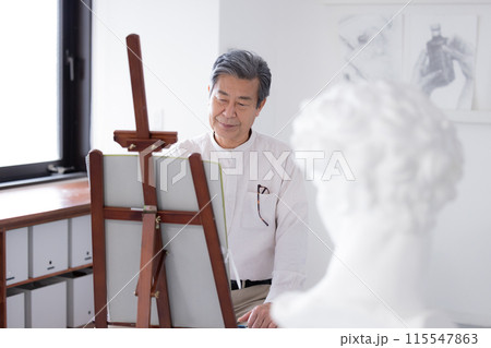 趣味　デッサンを楽しむシニア男性 115547863
