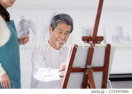 趣味　デッサンを楽しむシニア男性 115547864