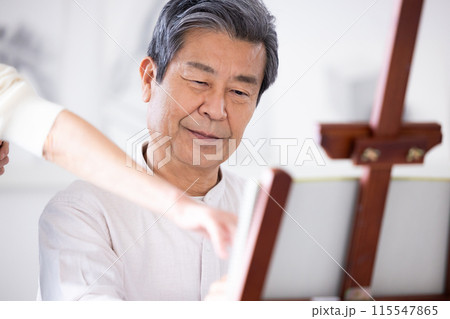 趣味 デッサンを楽しむシニア男性 趣味 デッサンを楽しむシニア男性 115547865