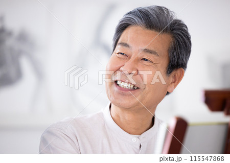 趣味 デッサンを楽しむシニア男性 趣味 デッサンを楽しむシニア男性 115547868