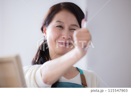 趣味 デッサンをするシニア女性 趣味 デッサンをするシニア女性 115547903