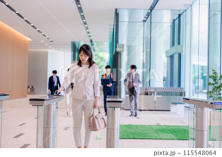 悲しい顔をしてオフィスに出社する女性 悲しい顔をしてオフィスに出社する女性 115548064