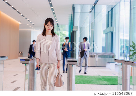悲しい顔をしてオフィスに出社する女性 悲しい顔をしてオフィスに出社する女性 115548067