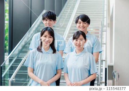 福祉の現場で楽しく働くスタッフ 115548377
