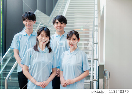 福祉の現場で楽しく働くスタッフ 115548379