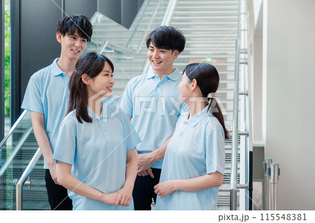 福祉の現場で楽しく働くスタッフ 115548381