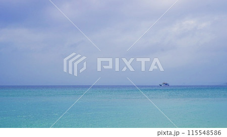 沖縄県うるま市津堅島のトゥマイ浜とフェリーくがに 115548586