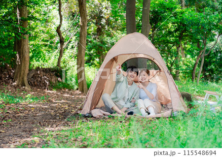 テントでキャンプをする若いカップル 115548694