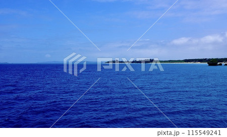 沖縄県うるま市津堅島の青い海 115549241