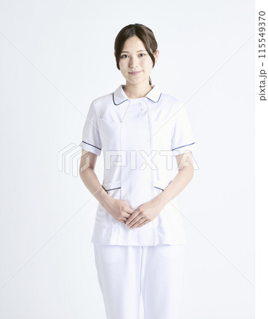 白バックの看護師 115549370