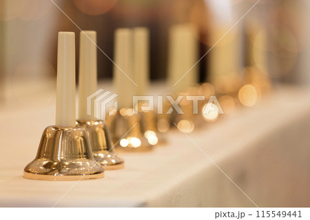 テーブルに置かれたミュージックベル 115549441