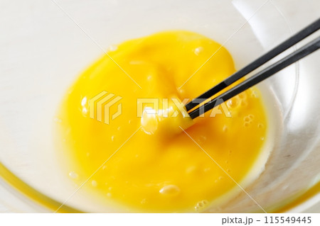 卵を溶く 115549445