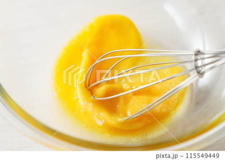 卵をかき混ぜる 卵をかき混ぜる 115549449
