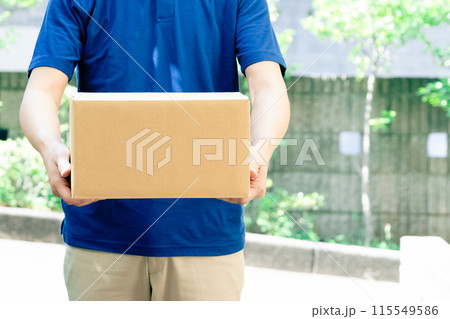 荷物を持つ配達員の男性 115549586