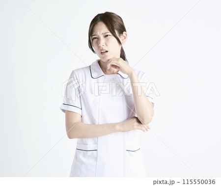 白バックの看護師 115550036
