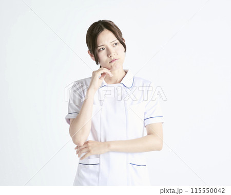 白バックの看護師 115550042
