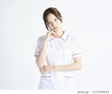 白バックの看護師 115550043