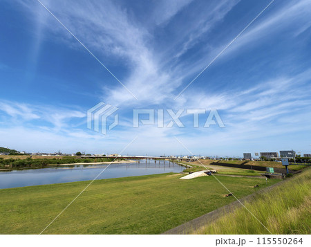青空と大和川の河川敷公園 115550264