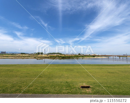青空と大和川の河川敷公園 115550272