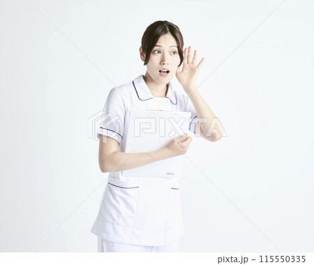 白バックの看護師 白バックの看護師 115550335