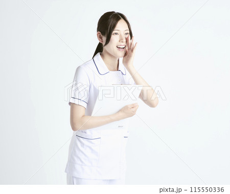 白バックの看護師 白バックの看護師 115550336