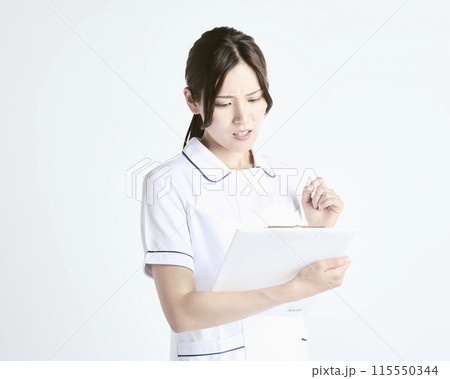 白バックの看護師 115550344