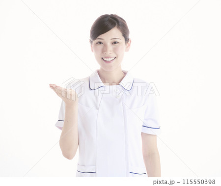 白バックの看護師 白バックの看護師 115550398