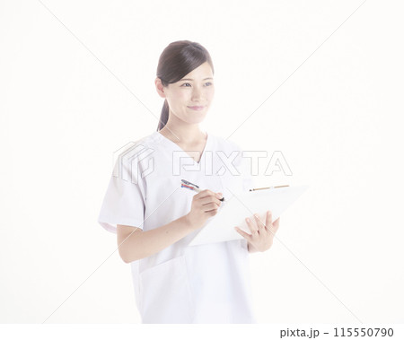 白バックの看護師 115550790