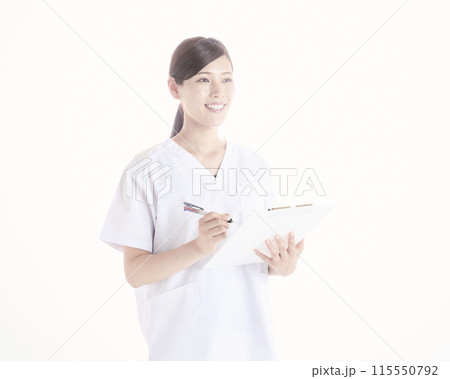 白バックの看護師 115550792